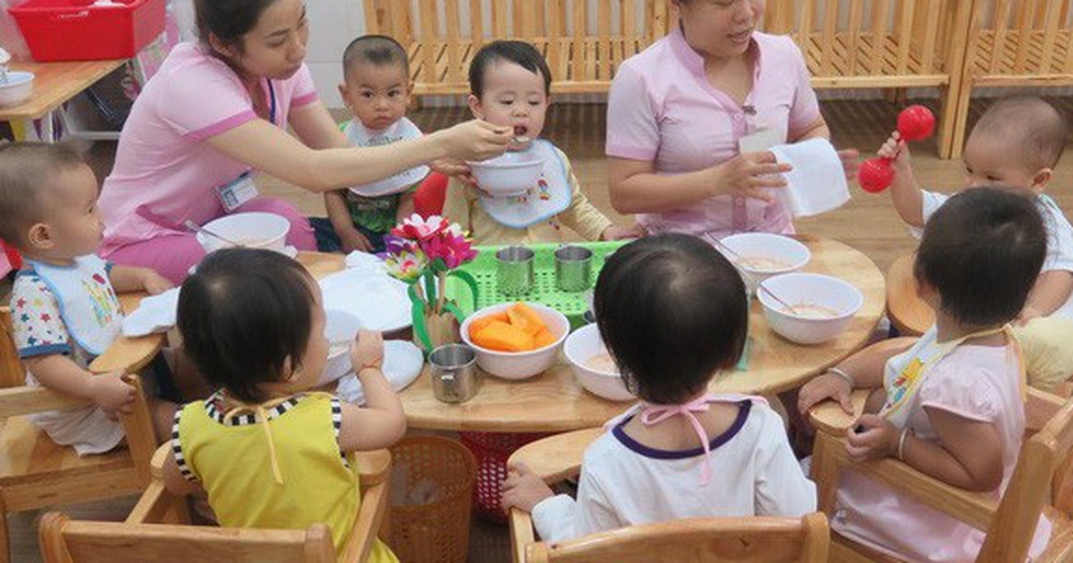 Học viên thực hành kỹ năng chăm sóc trẻ theo mục tiêu đào tạo Nghiệp vụ Bảo mẫu 2026