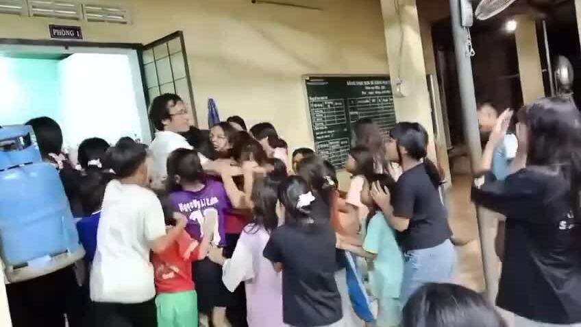 Học trò vùng cao òa khóc khi thầy giáo về xuôi