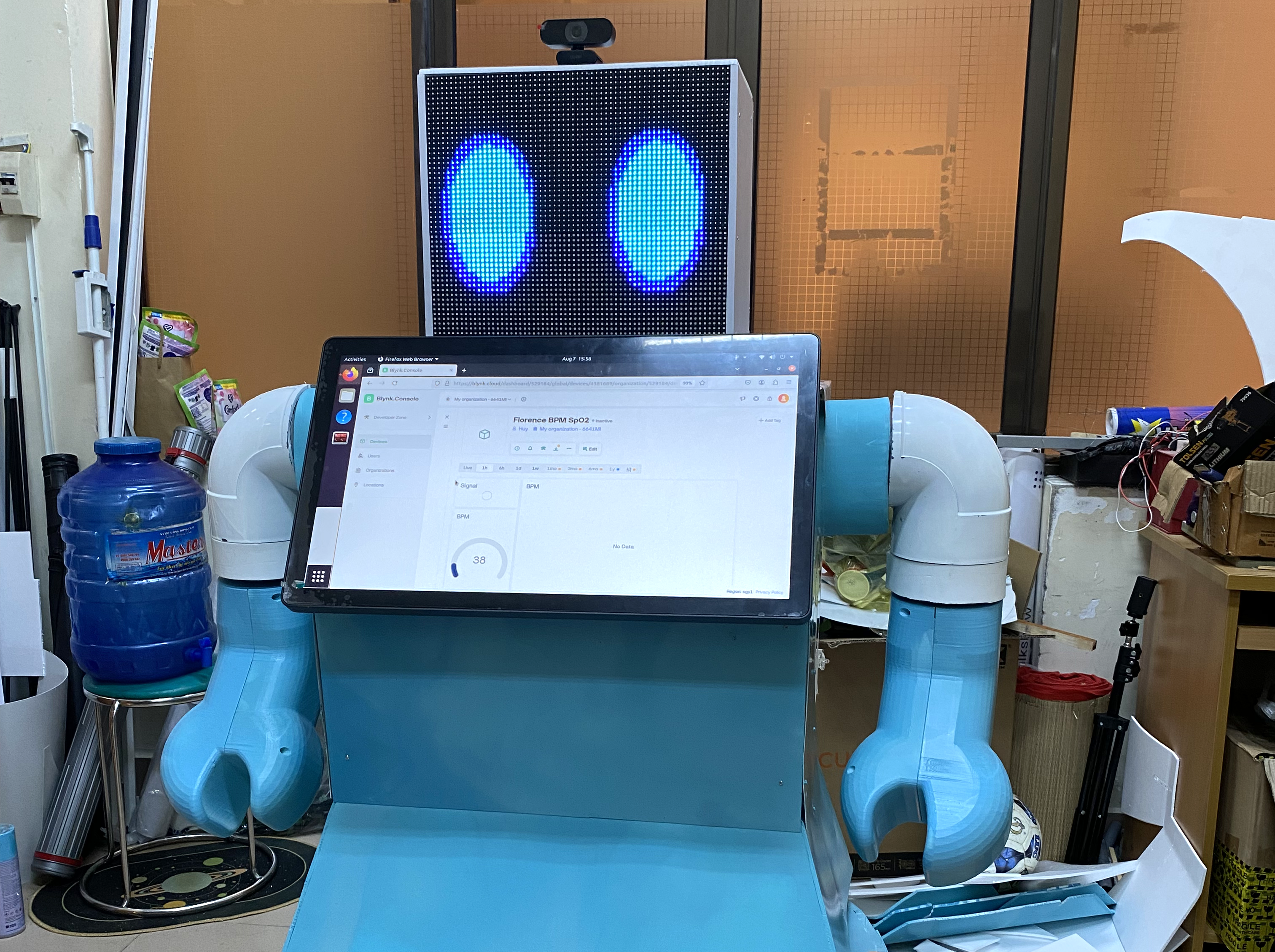 Sinh viên Bách khoa TP HCM chế tạo robot y tá