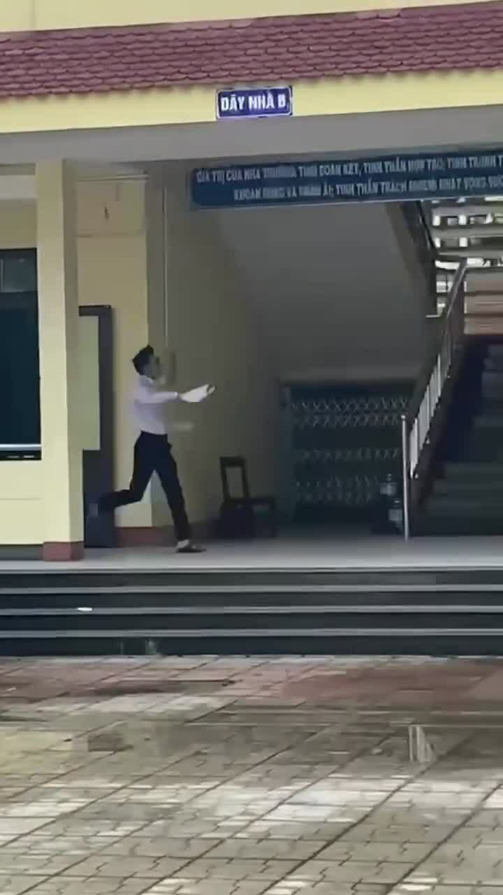 Thầy giáo chạy đến đứt dép để thông báo học trò đạt giải tỉnh