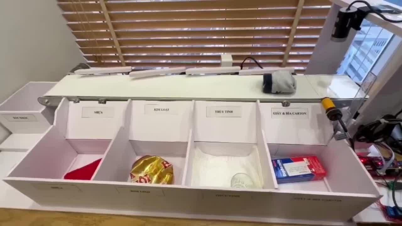 Học sinh lớp 8 chế tạo hệ thống phân loại rác bằng AI